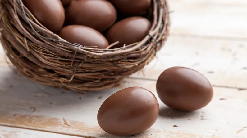 chocolate-easter-holiday-egg-on-rustic-backround-2021-08-26-22-39-35-utc chocolate-easter-holiday-egg-on-rustic-backround-2021-08-26-22-39-35-utc