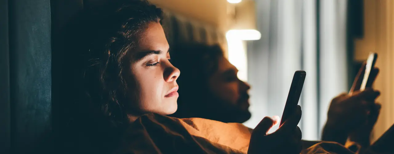 1280x503-m-couple-with-smartphones-in-bed 1280x503-m-couple-with-smartphones-in-bed