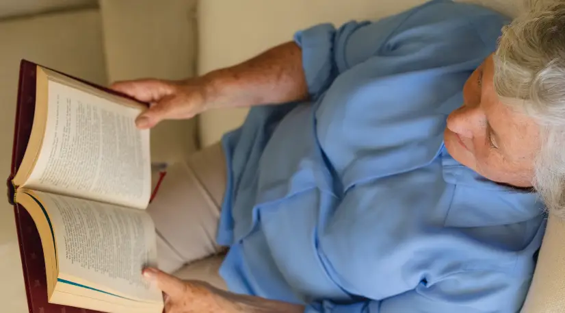 en-eldre-person-leser-i-senga-2 en-eldre-person-leser-i-senga-2